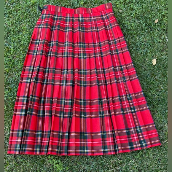 NWOT O'Neil of Dublin Royal Stewart kilt with Rampant Lion kilt pin - US size 10 - Picture 5 of 6
